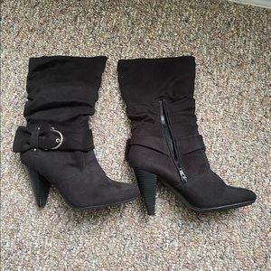 Women’s 8.5 boots.
